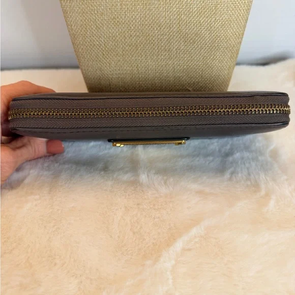 Marc By Marc Jacobs Black Wallet with Gold Plate - Picture 3 of 15